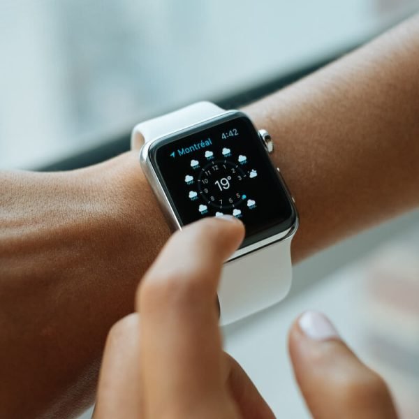 ⁦Smartwatch with Bright Touchscreen Display, Up to 6 Days of Battery Life, Orchid Purple⁩ – תמונה ⁦2⁩